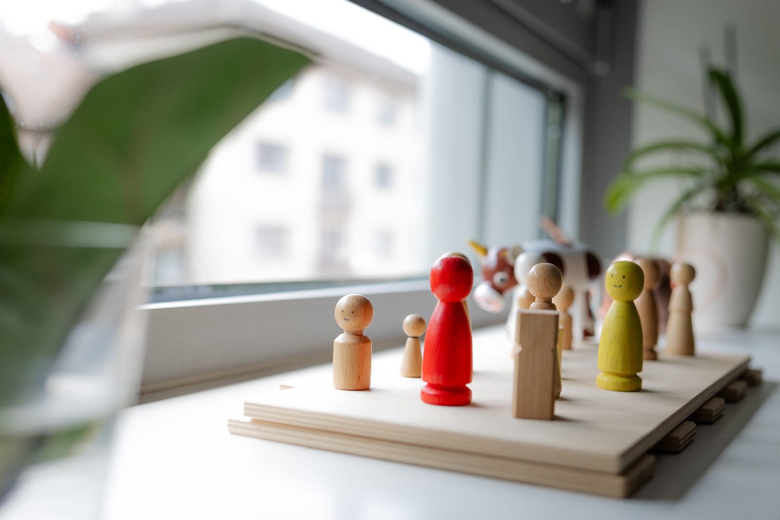 Spielfiguren aus Holz auf einer Fensterbank