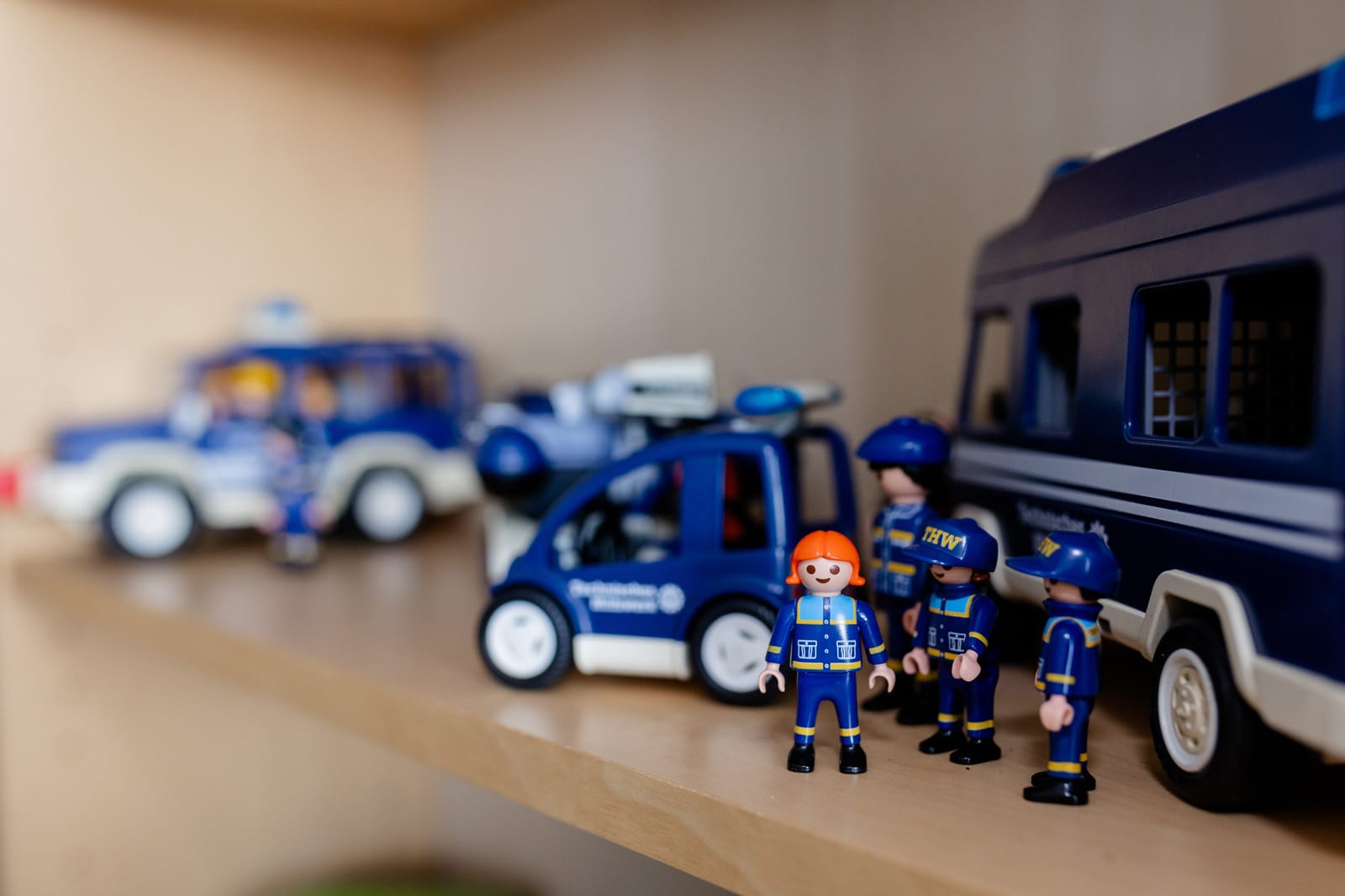 THW Playmobilfiguren und -Fahrzeuge im Regal